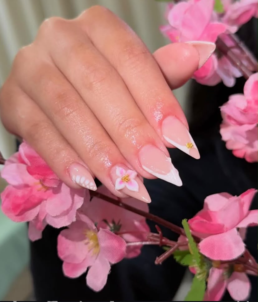 Unhas delicadas com flores rosas