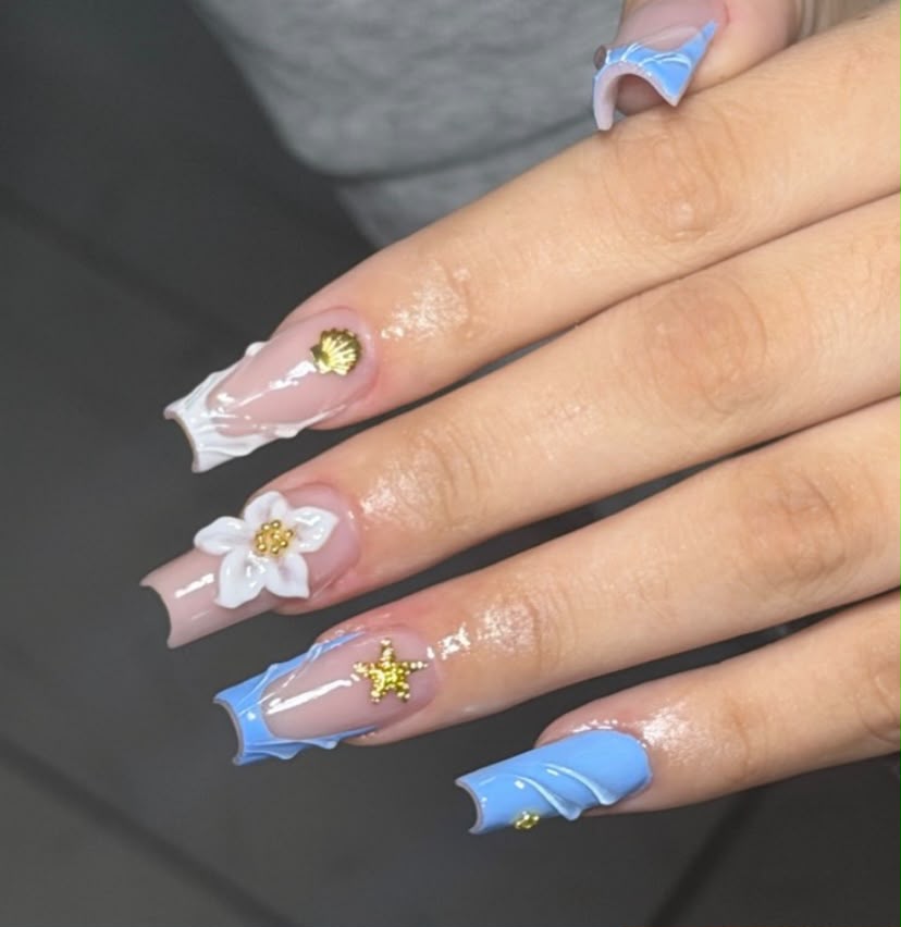 Unhas azul e branco com tema de praia