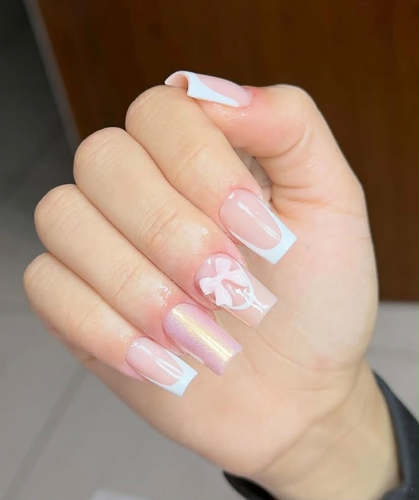 Unhas rosa e azul com laço